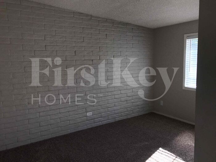 Building Photo - 1158 E Concorda Dr