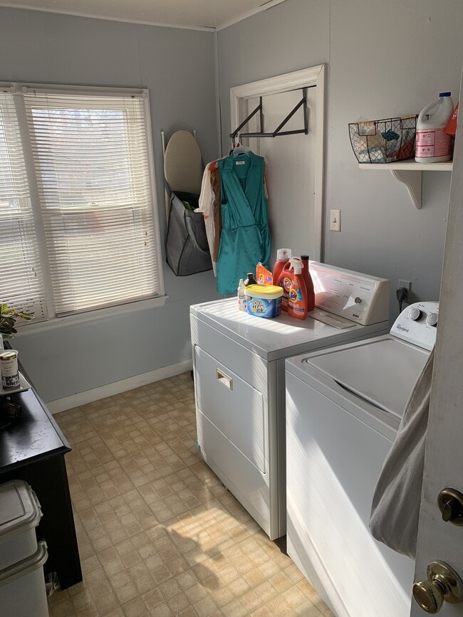 Building Photo - 1013 W 9th Ave