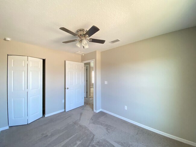 Building Photo - Desirable SW Ocala Neighborhood 3/2/2 *WON'T LAST*