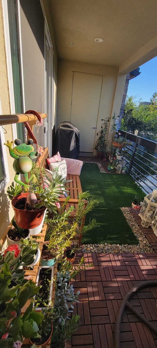 Patio (Grass turf and tiles included) - 5721 Sterling St
