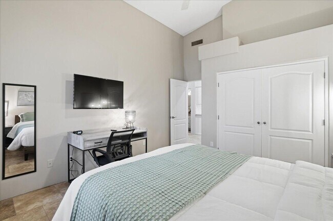 Building Photo - 1909 E Coral Tree Dr