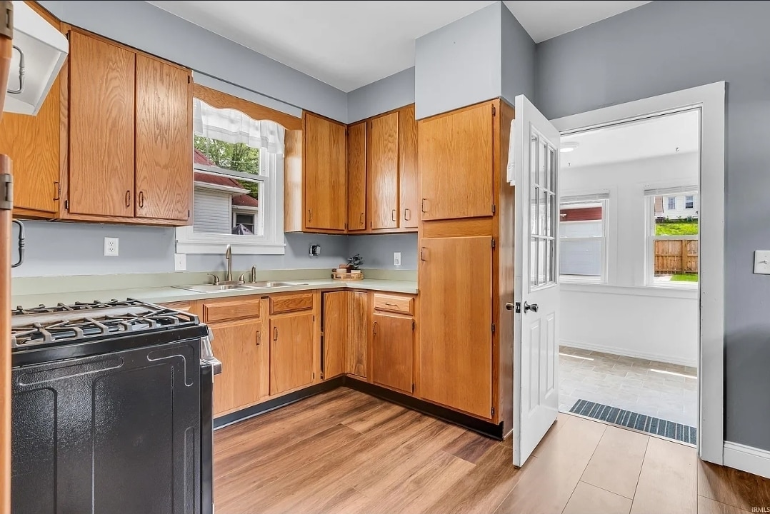 Full kitchen with all appliances - 1941 Echo St