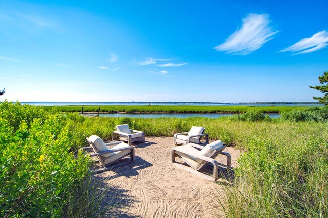 Building Photo - 1377 Meadow Ln