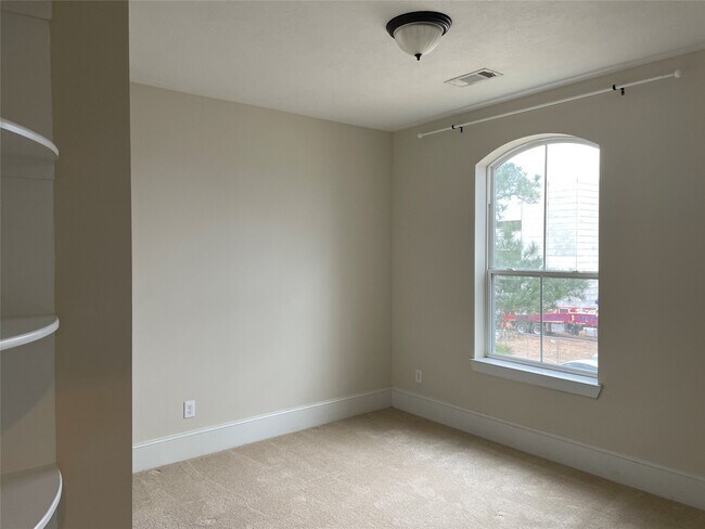 Building Photo - 5105 Maple St