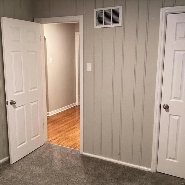 Building Photo - 6827 Roberts Ave