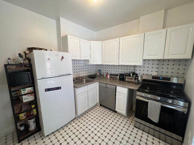 Building Photo - 852 W Diversey Pkwy