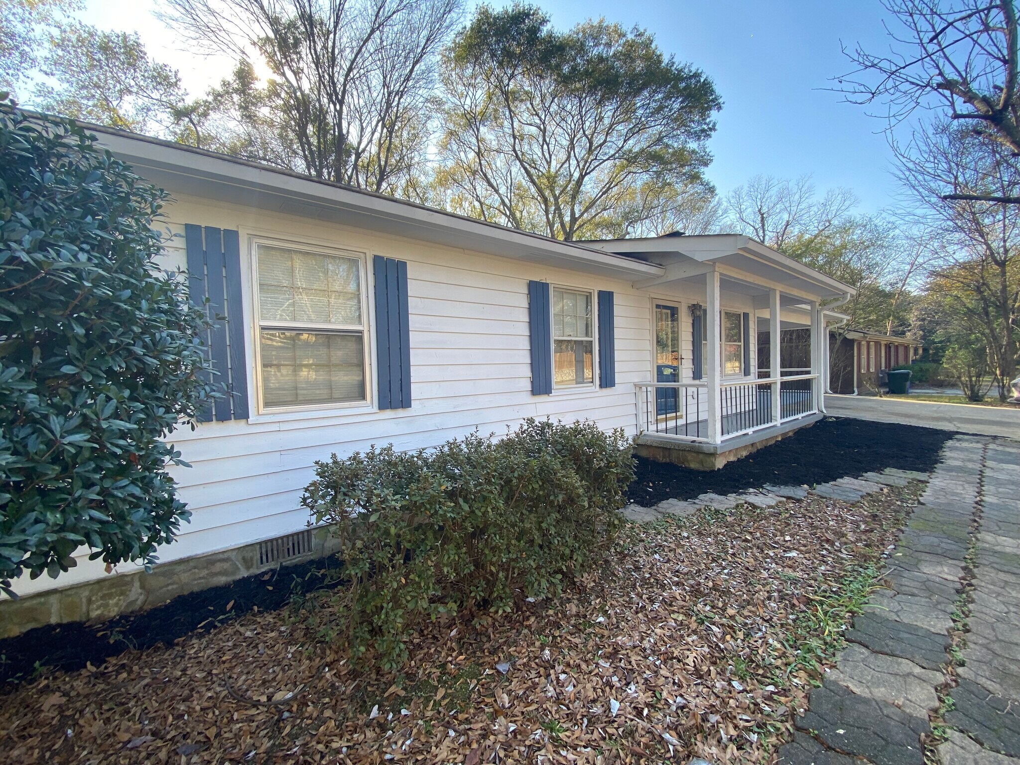 Building Photo - 1015 Eastview Rd NE