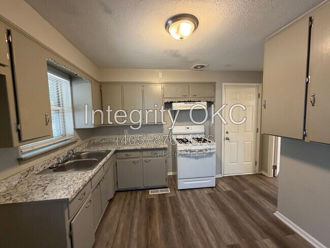 Building Photo - 2548 SW 48th St