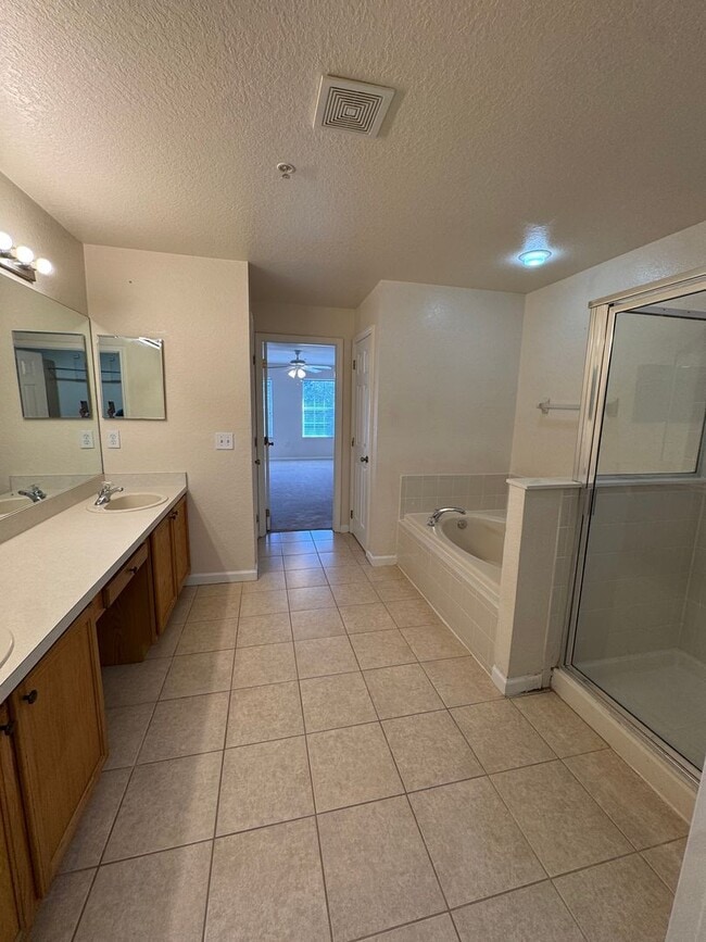 Building Photo - BEAUTIFUL 3 BEDFROOM, ,2.5 BATHROOMS TOWNHOME IN AVALON LAKES