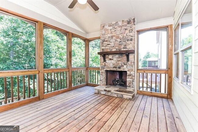 Building Photo - 5552 Leaf Ridge Ln NE