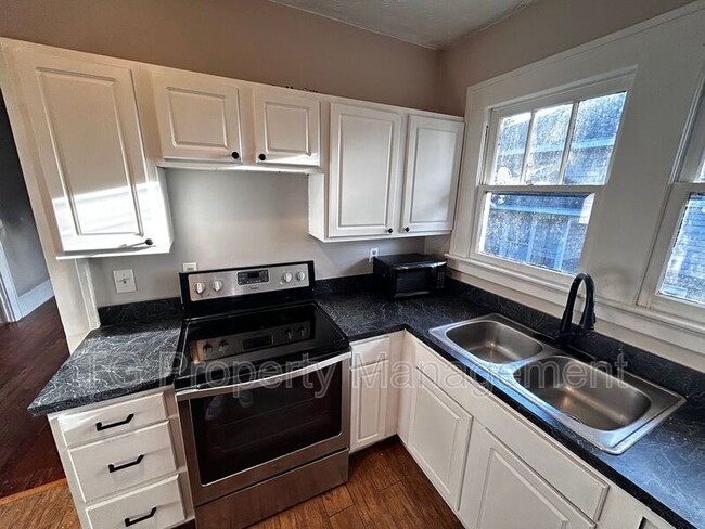 Building Photo - 2561 Rosselle St