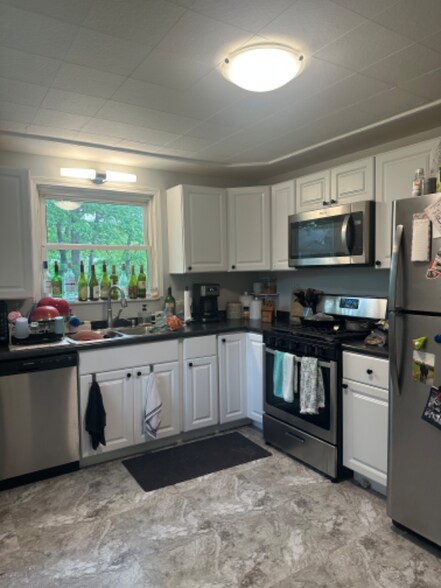 Building Photo - 1028 Bement St