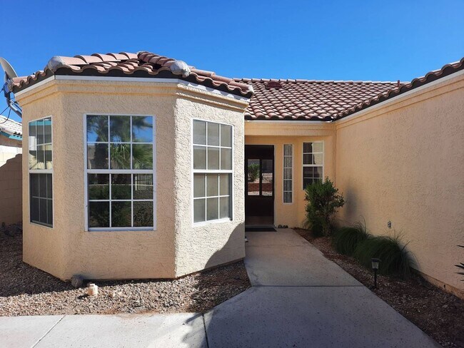 Building Photo - 4 bedroom/2 bath Home available in Bullhead City in Desirable El Camino Village.