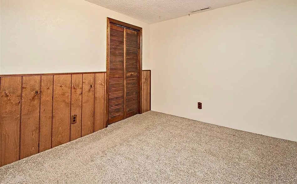 Building Photo - 5890 Del Paz Dr