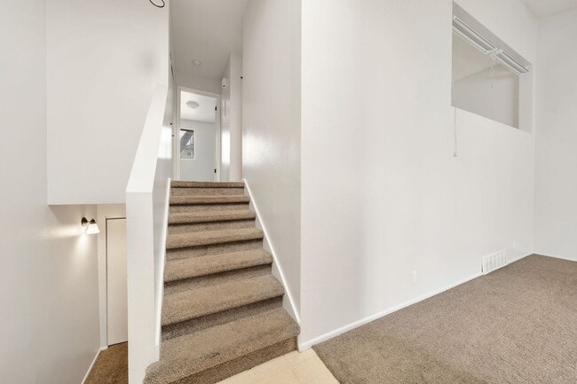 Building Photo - Murray Cul-de-sac Side by Side Duplex with New Carpet and Paint