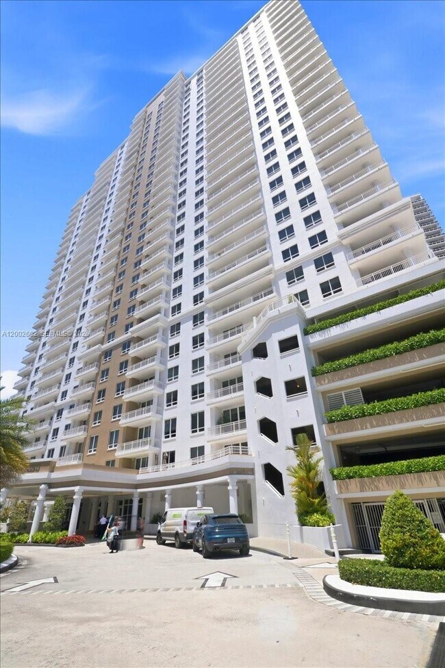 Building Photo - 801 Brickell Key Blvd