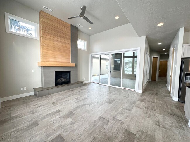 Building Photo - Rarely available in the most preferred River District! Available July 2026