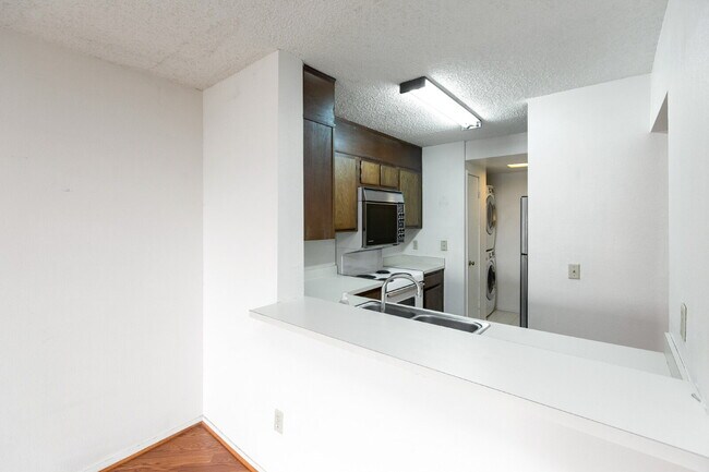 Building Photo - Amazing Opportunity to Rent this well Main...