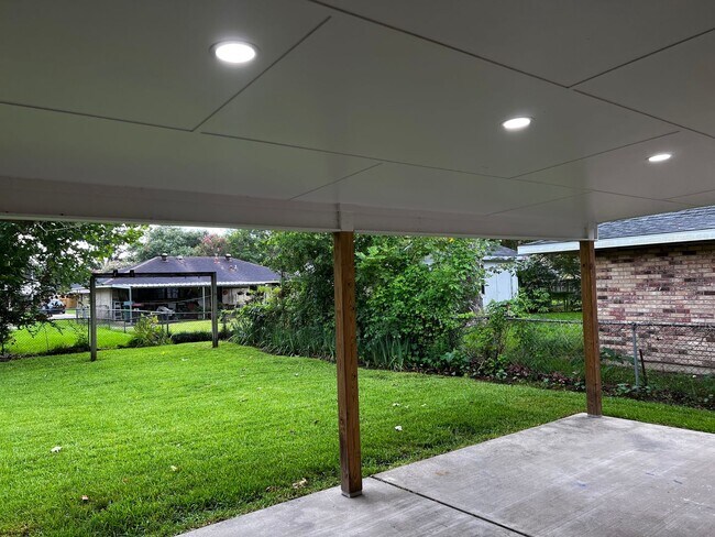 Building Photo - 3 Bedroom, 1.5 Bathroom, Brick Home with yard and Storage Building, Covered Porch
