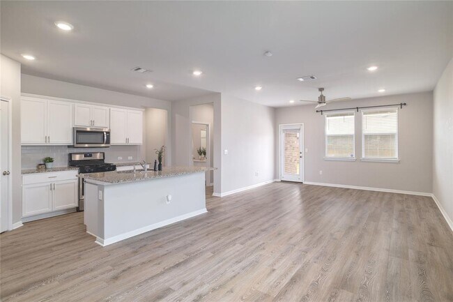 Building Photo - 445 Shiner Ln