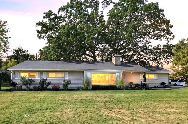 Building Photo - 671 Crest Ln E