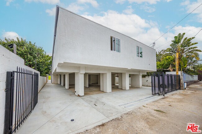 Building Photo - 948 E 21st St