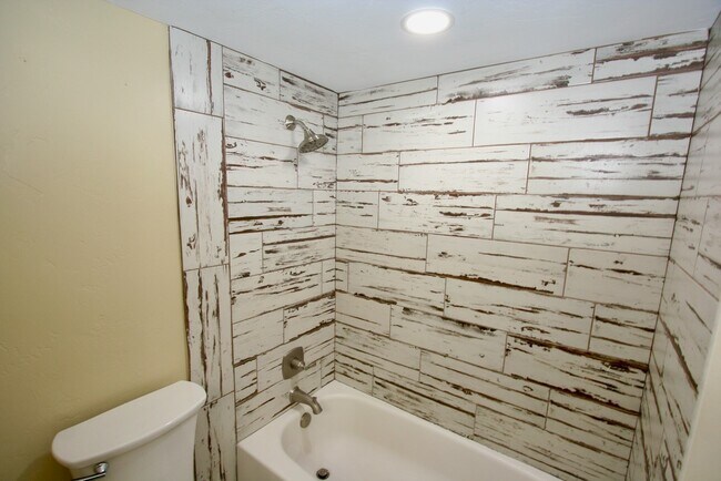 Building Photo - 17331 Red Oak Dr