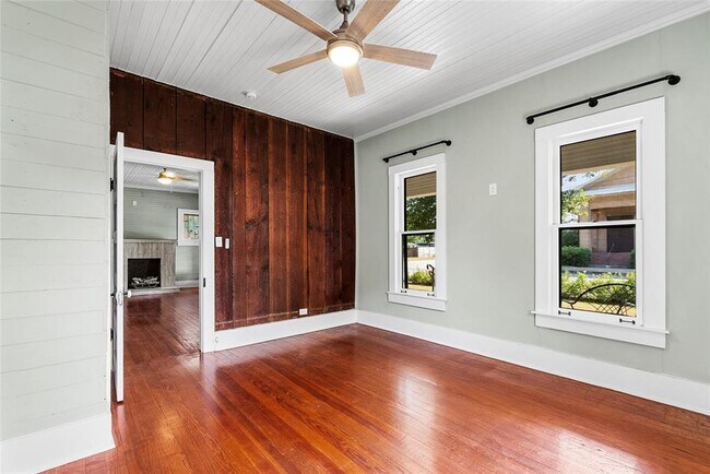 Building Photo - 108 N Ave B