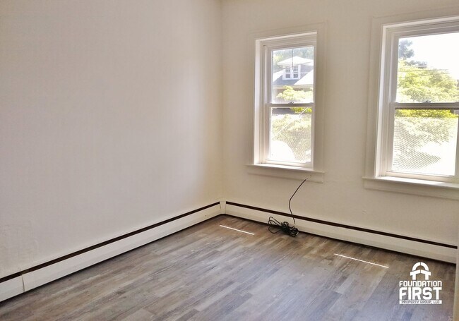 Building Photo - 3 Bed / 1 Bath Single Family Home