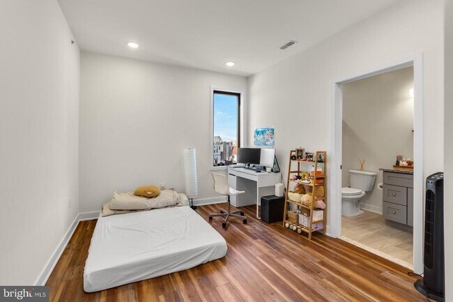 Building Photo - 2411 Kensington Ave