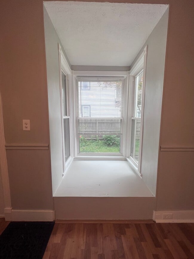 Building Photo - Wonderful and Spacious Three Bedroom Home Minutes from Downtown Grand Rapids!!