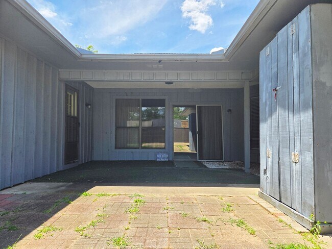Building Photo - Brick 3/2/2 in Nice Denison Neighborhood O...