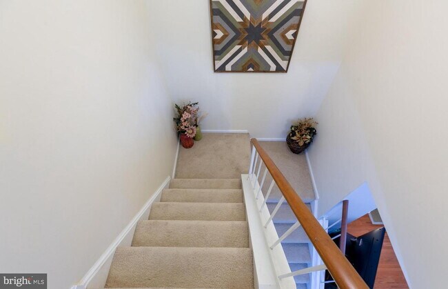 Building Photo - Stylish and Spacious Townhome with Open Floor Plan and Updated Kitchen