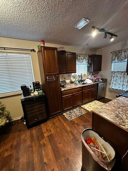 Building Photo - 4703 Stone Ridge Dr