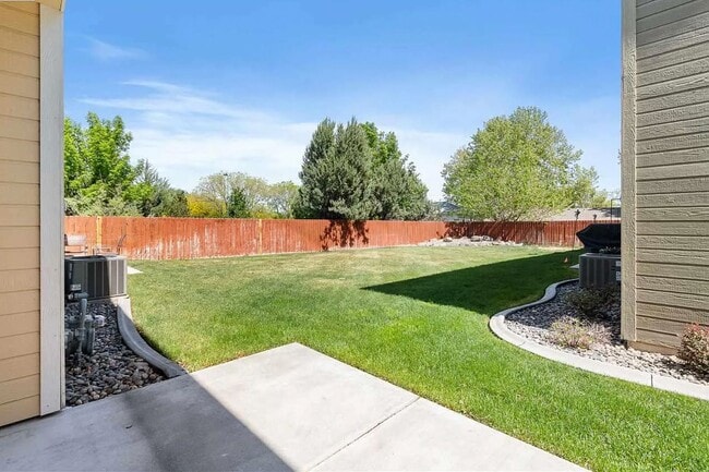 Building Photo - Craftsman Style Townhome in Private Neighb...