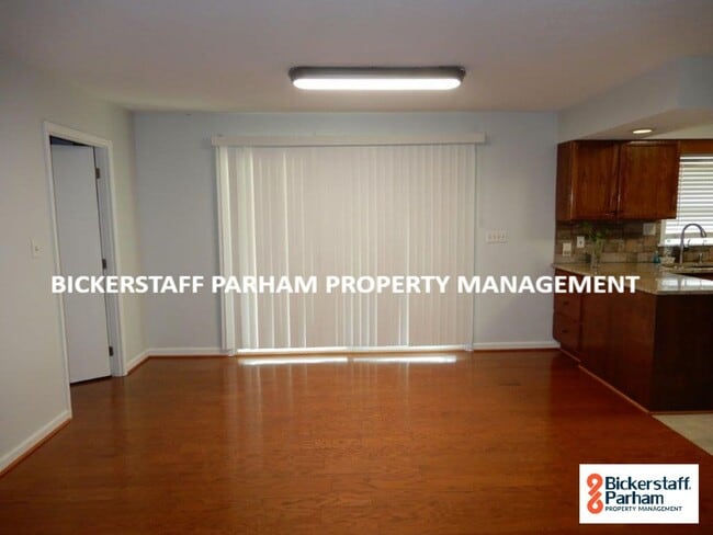 Building Photo - 4 Bedroom 2 Bath Located Off Of Double Chu...