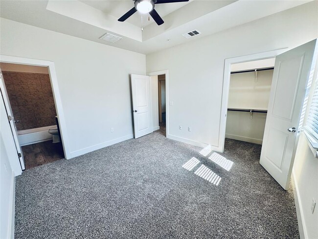 Building Photo - 2216 Creekside Ln