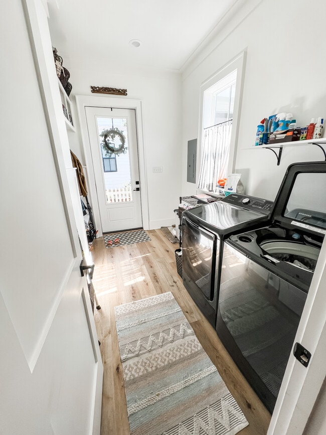 Building Photo - 764 E 2nd St