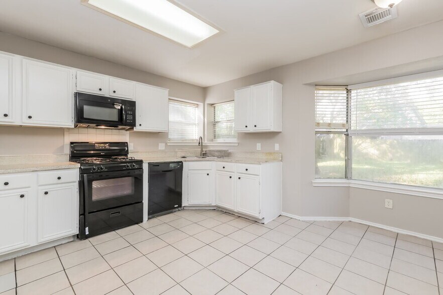 Building Photo - 16821 Kettle Creek Dr