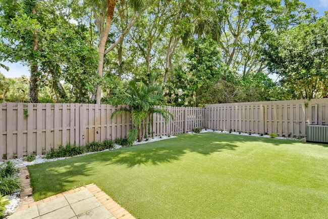 Building Photo - 6680 Thornhill Ct