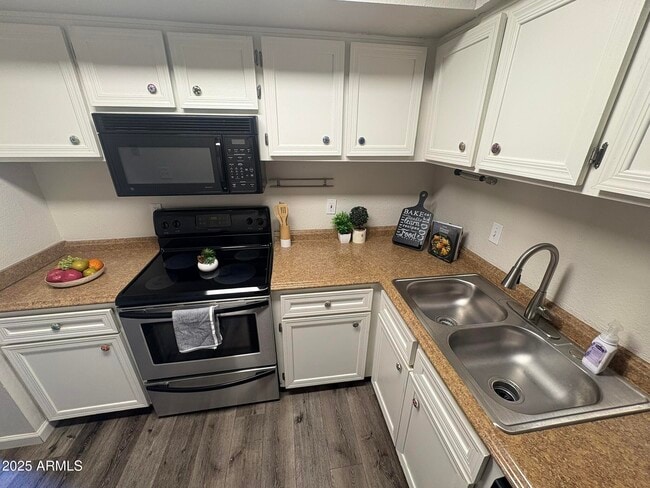 Building Photo - 7839 E Rovey Ave