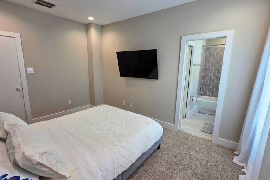 Building Photo - 8326 Curry Rd