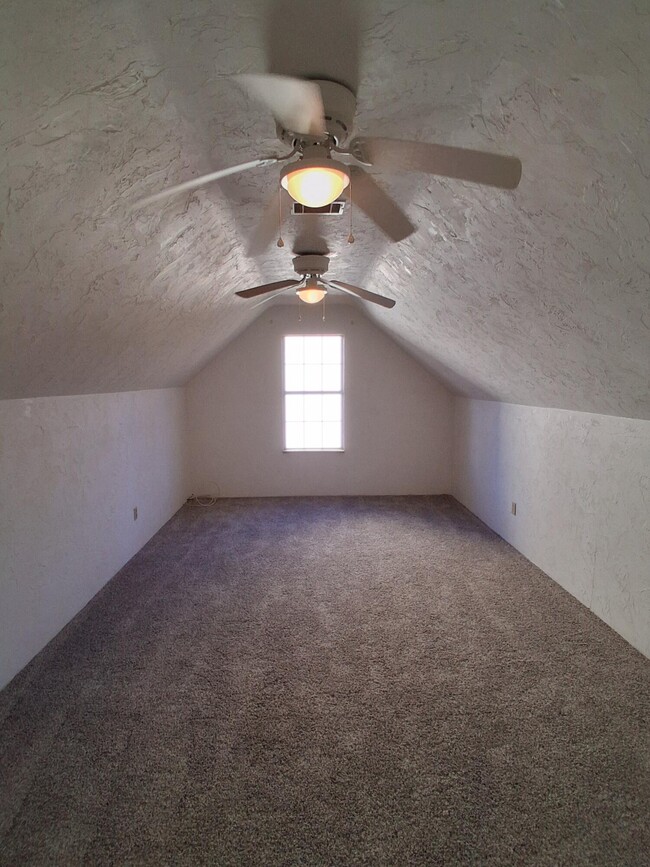 Building Photo - 885 Bit Ct
