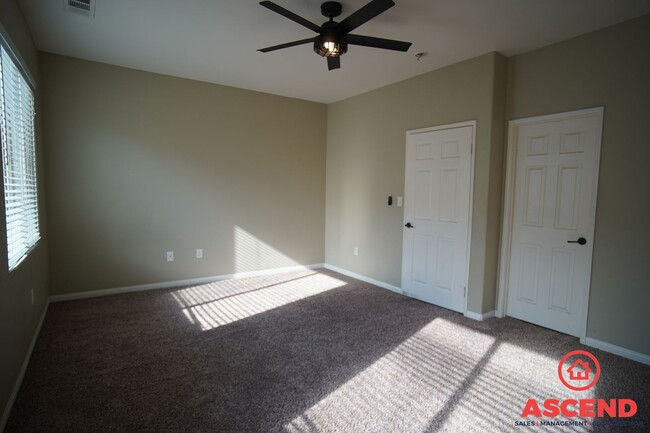 Building Photo - Cutest Condo  in Downtown Bakersfield!