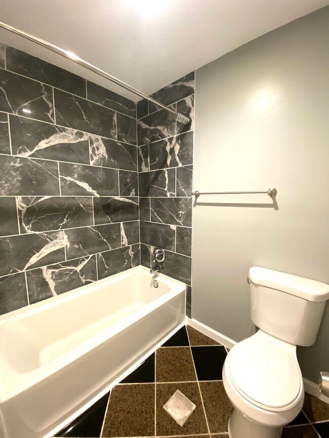 Building Photo - 1103 Rosebrook Dr