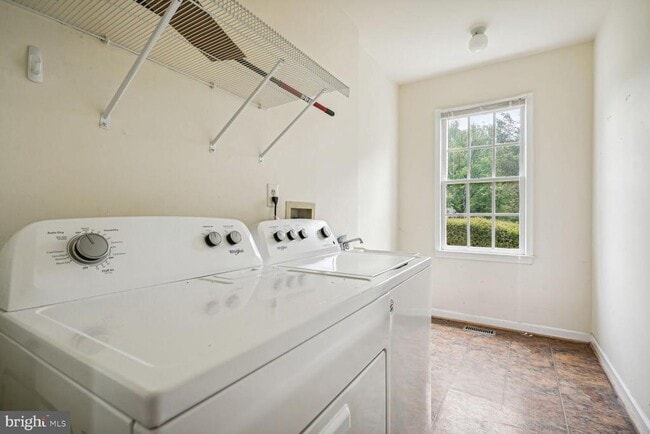 Building Photo - 18862 Crossroads Ct