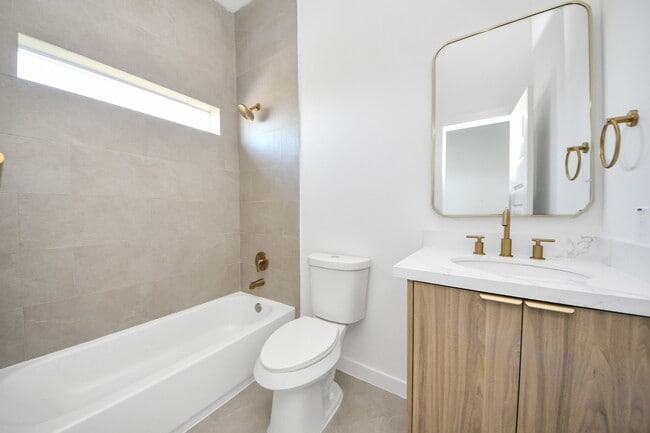 Building Photo - 1216 D E 34th St