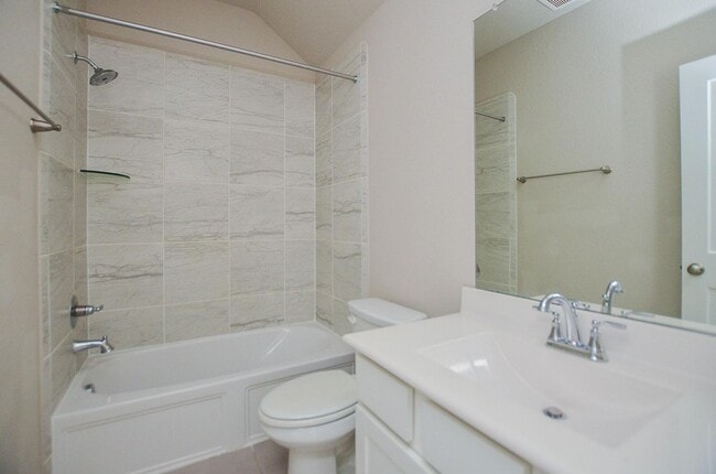 Building Photo - Beautiful 2 story home with 4 bedrooms, 2,...