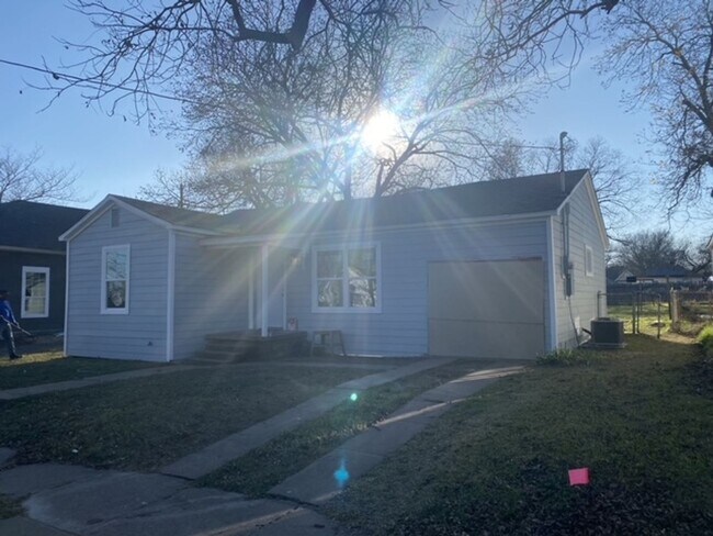 Building Photo - Beautifully Remodeled 3-1 in Sherman! Fridge, Washer and Dryer Included!