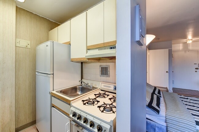 Building Photo - Spacious & Bright Unfurnished Studio for Rent
